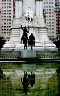 Около памятника Сервантесу стоит памятник его героям: Дону Кихоту и Санчо